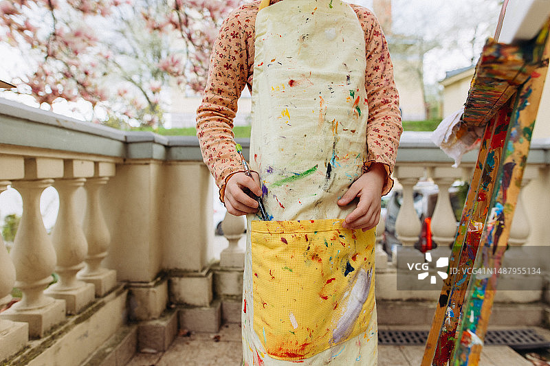 穿黄围裙的女孩与画笔图片素材