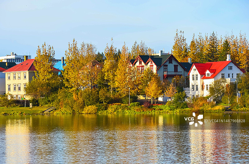 冰岛雷克雅未克秋季Tjornin湖岸边的彩色房屋图片素材