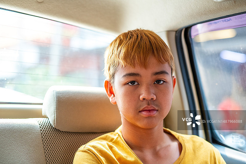 表情无忧无虑的亚洲青少年肖像图片素材