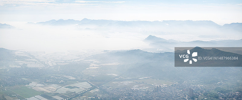 鸟瞰雾蒙蒙的海湾城镇图片素材