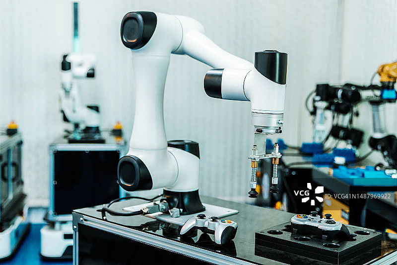 办公室里的机器人模型手臂图片素材