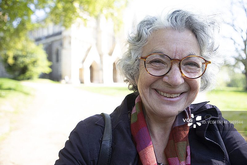 在教堂外自拍的女子照片图片素材