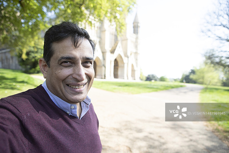 男子在教堂外的自拍照图片素材