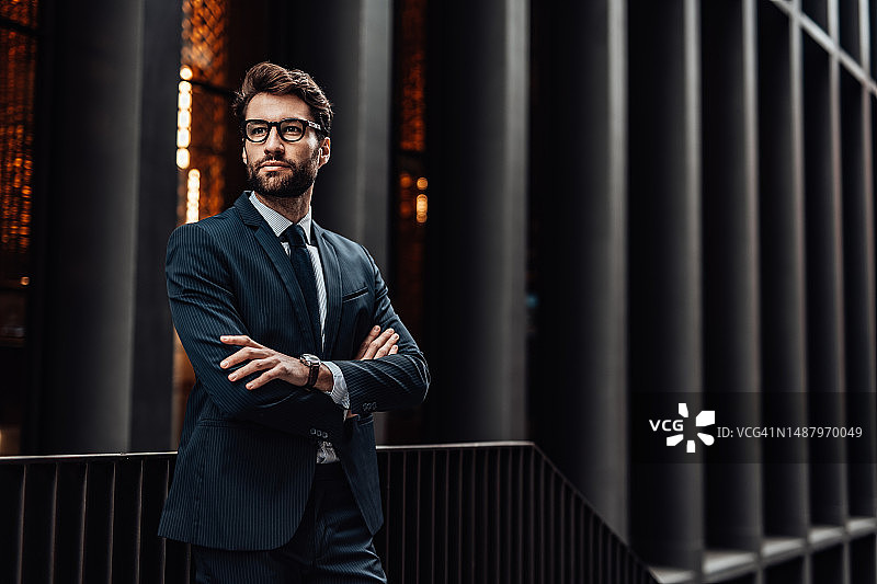 微笑男人在城市户外图片素材