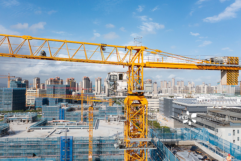 建筑工地上的塔吊图片素材