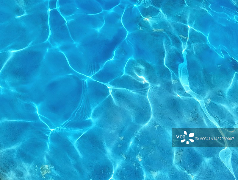 池塘底部的抽象水面倒影图案图片素材