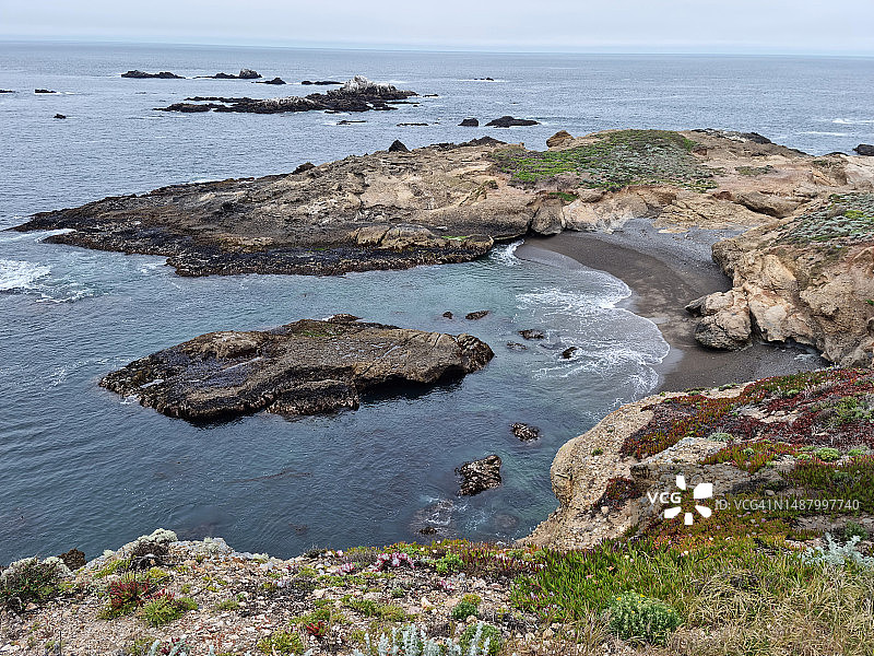 加利福尼亚州洛博斯角州立自然保护区的岩石海岸线图片素材