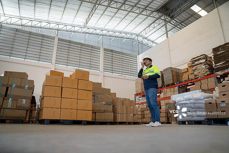 仓库工人检查货物图片素材