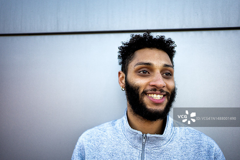 迷人的Gen Z黑人男人肖像灿烂笑容图片素材