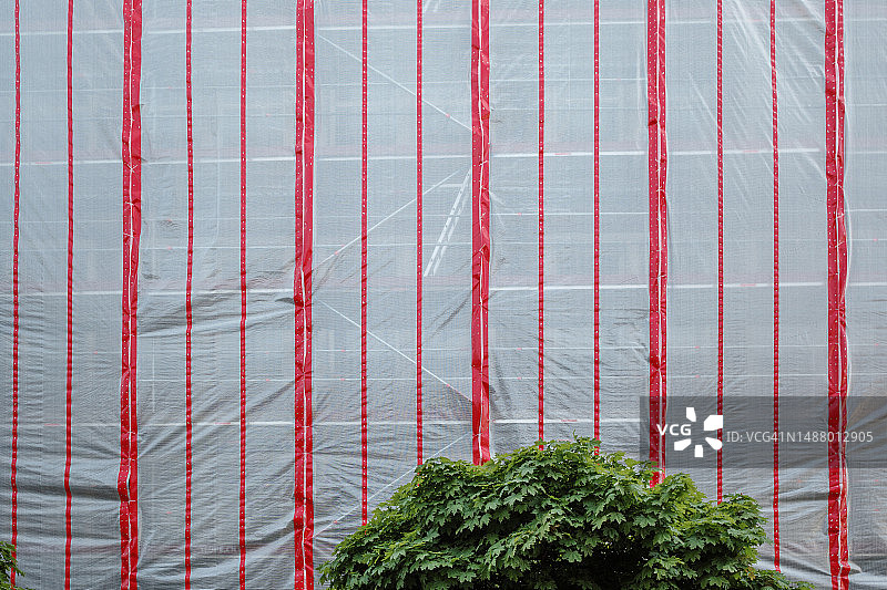 建筑物前的安全网脚手架图片素材