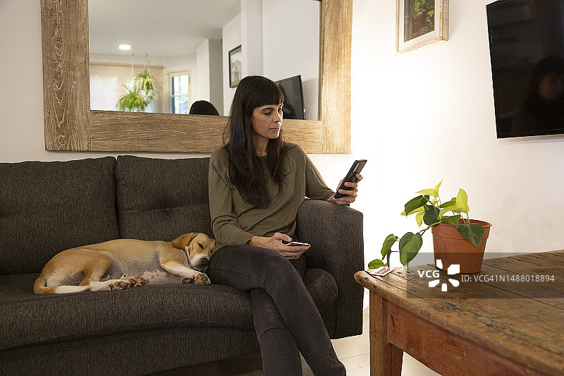 在家使用手机的女人图片素材