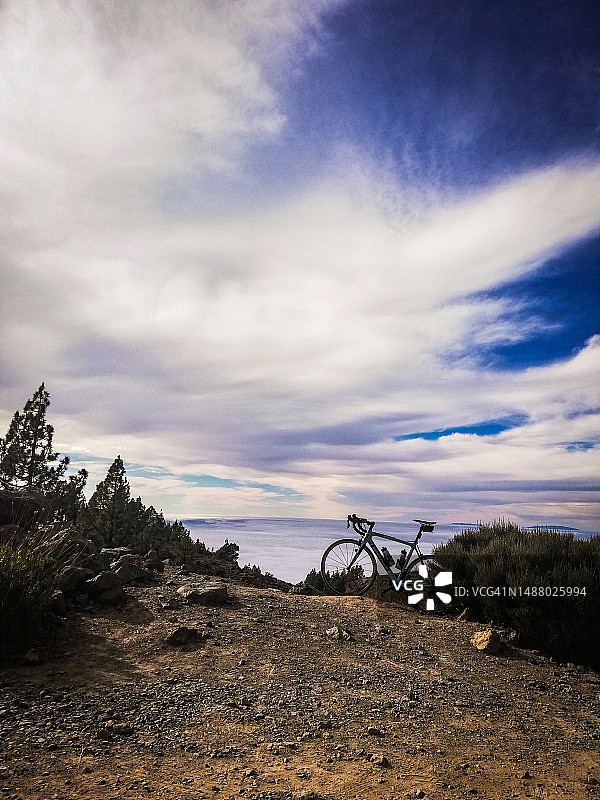 山地自行车与特内里费岛壮丽的火山景色图片素材