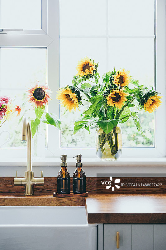 现代厨房花瓶中的向日葵图片素材