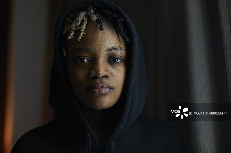 房间里的黑人女孩的戏剧性肖像图片素材