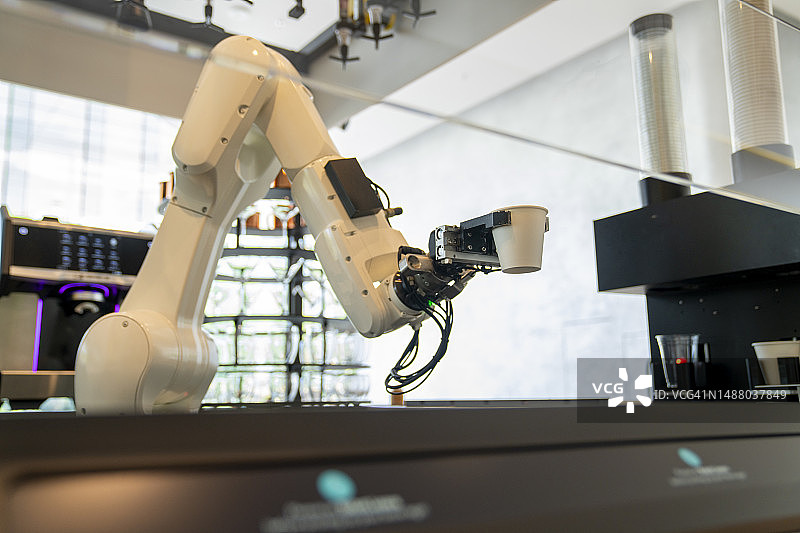 机械臂在咖啡店提供热咖啡图片素材