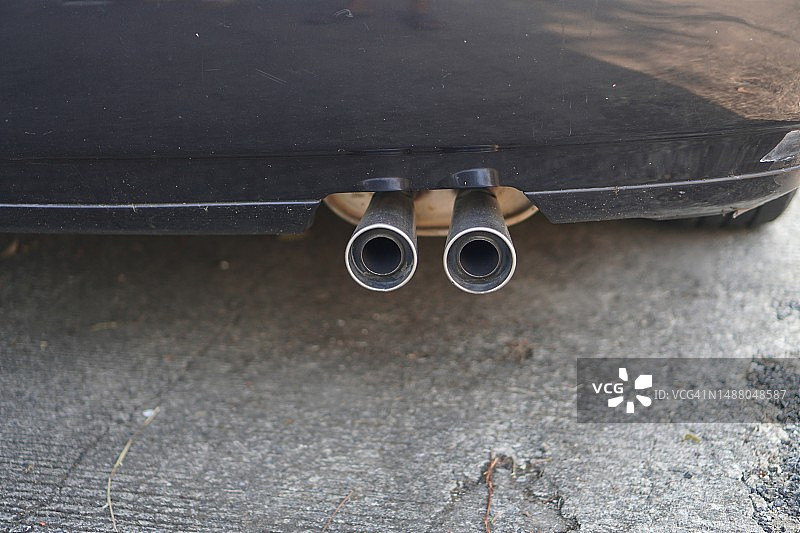 汽车保险杠、排气管和涡轮增压器图片素材