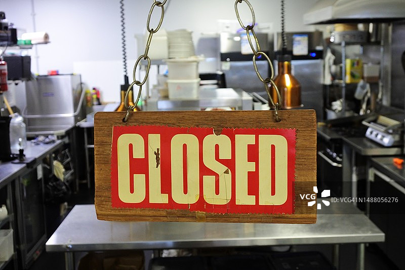 空荡荡的餐厅厨房上的已关闭标志图片素材