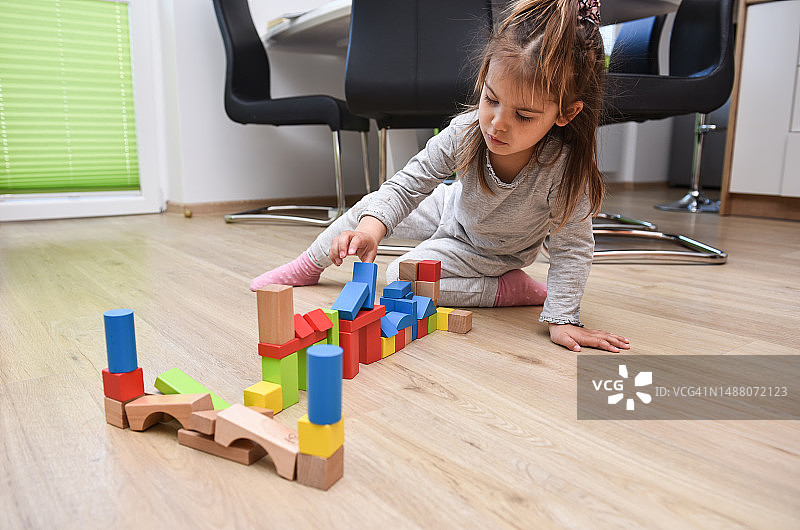 儿童玩玩具积木图片素材