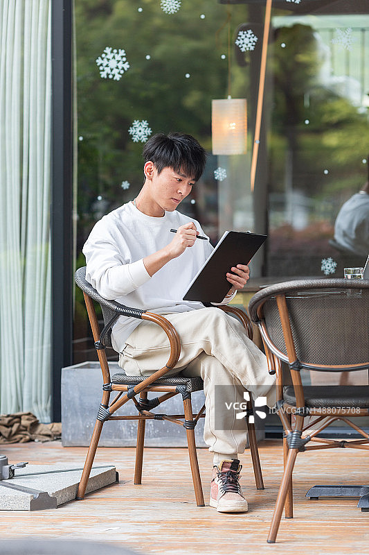 在咖啡馆为会议做准备的年轻人图片素材