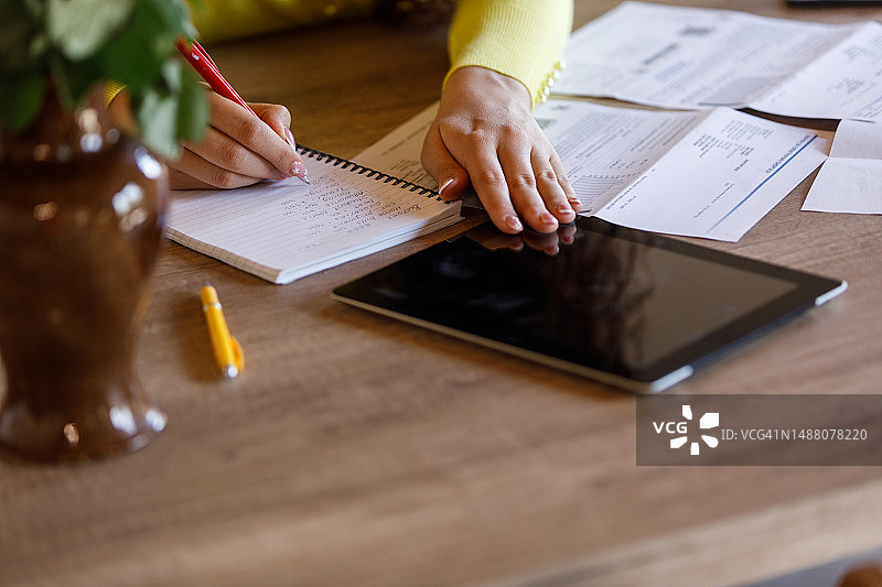 阅读账单并制定预算的年轻女子图片素材