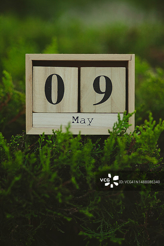 五月木制日历与自然风光图片素材
