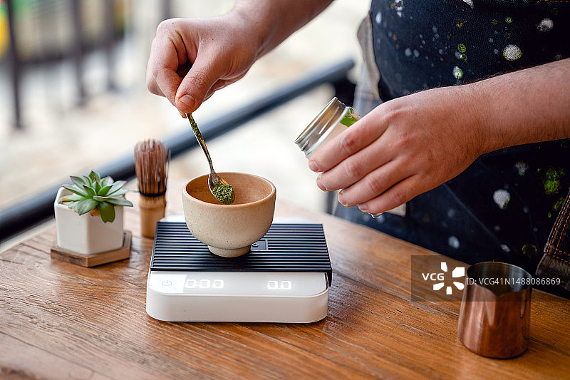 男人在茶馆准备抹茶图片素材