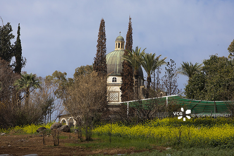 树木掩映下的八福山教堂图片素材