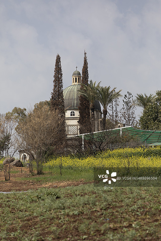 树木掩映下的八福山教堂图片素材