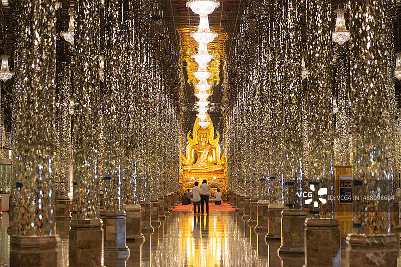 泰国乌泰他尼府禅塔兰寺内的镜面马赛克玻璃寺庙图片素材