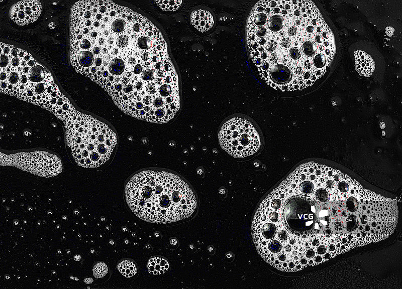 黑色背景上的浴室肥皂泡图片素材