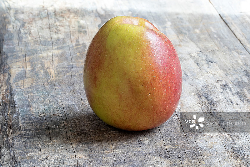 深色背景上的乔纳金苹果图片素材