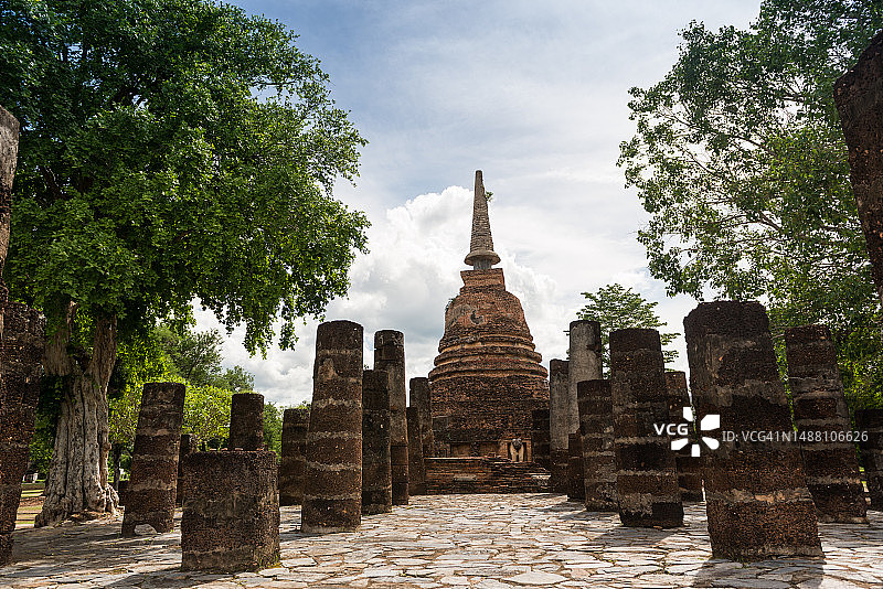 泰国素可泰昌隆寺的主要砖砌寺庙遗址图片素材