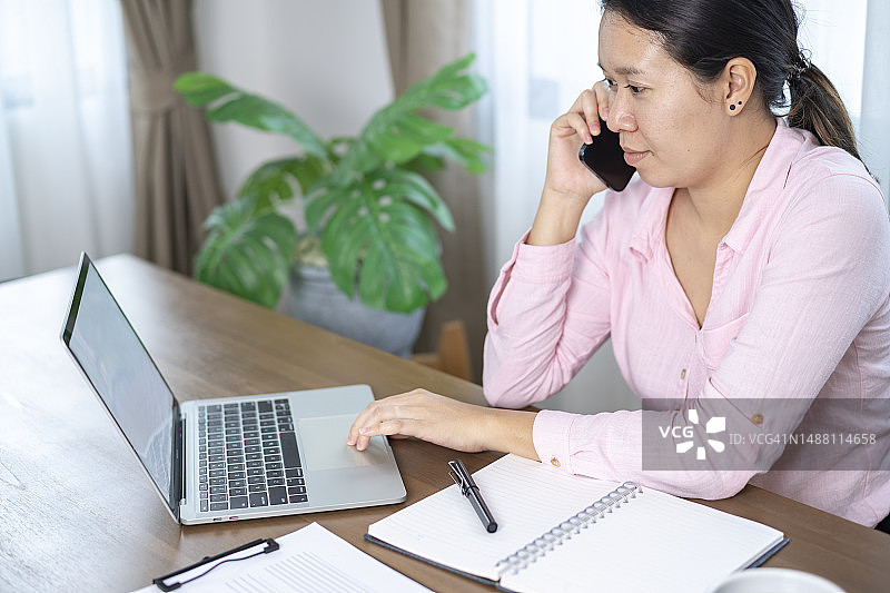 女商人在办公桌前工作图片素材