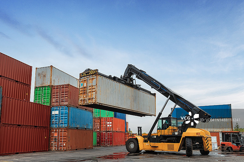 货运卡车正在将集装箱运到堆场图片素材