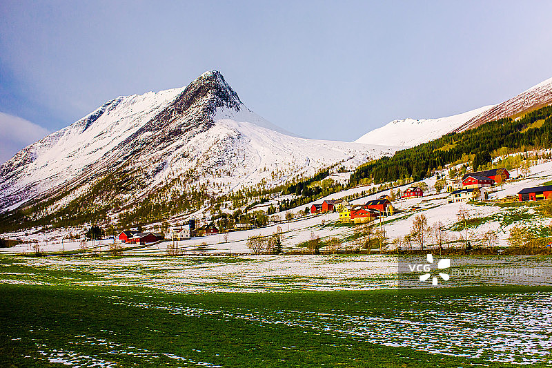 山中的村庄：挪威文化与春日风光图片素材