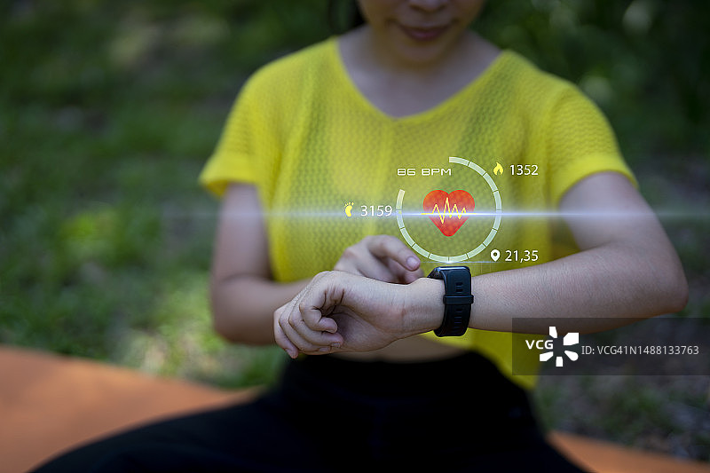 带有心率检查APP的智能手表，健身运动小工具图片素材