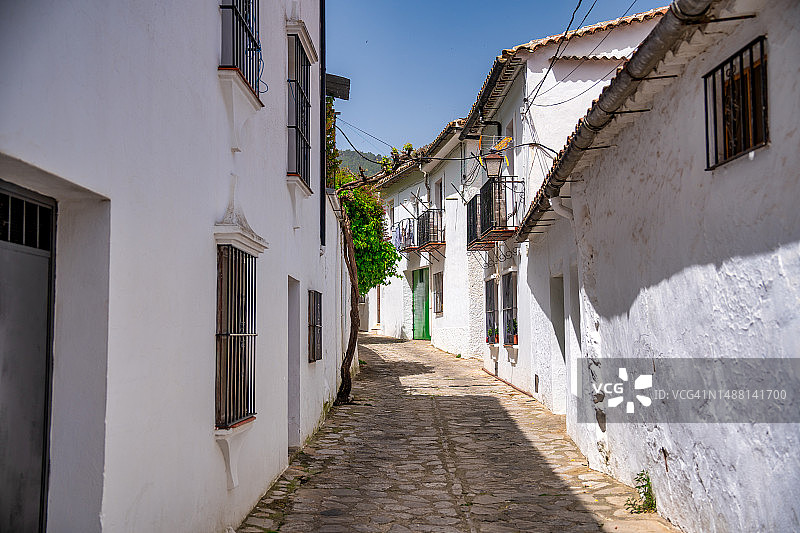 阳光明媚的格拉扎莱马中世纪街道和白色房屋图片素材
