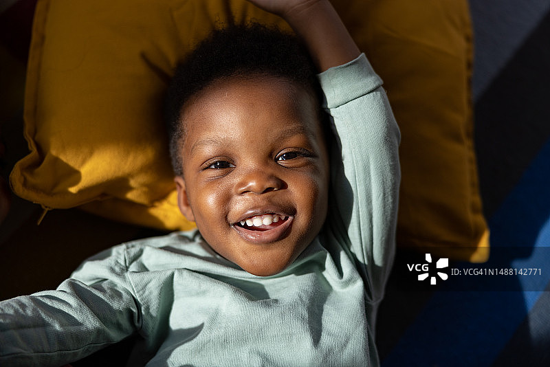 可爱的非洲裔美国幼儿男孩的微笑图片素材
