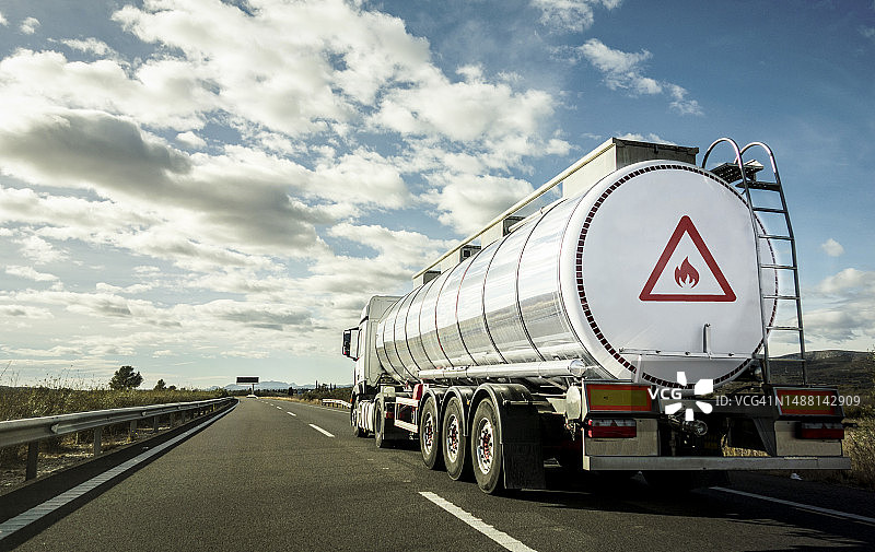 公路运输易燃材料图片素材