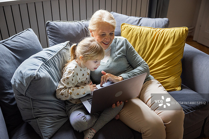 祖母和孙辈使用笔记本电脑图片素材