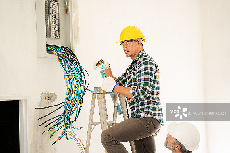 电工在新房建筑工地安装电缆图片素材