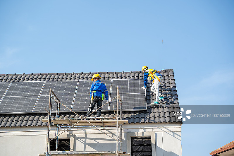工程师检查并安装新房的光伏板图片素材