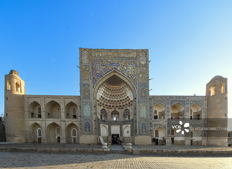 乌兹别克斯坦布哈拉“阿卜杜拉汗”伊斯兰学校的雄伟完整外墙图片素材