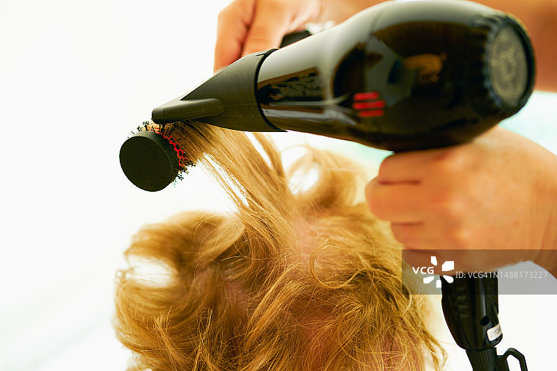 侧面：金发直发护理图片素材