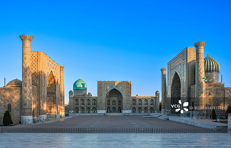 乌兹别克斯坦撒马尔罕的壮丽的列吉斯坦广场图片素材