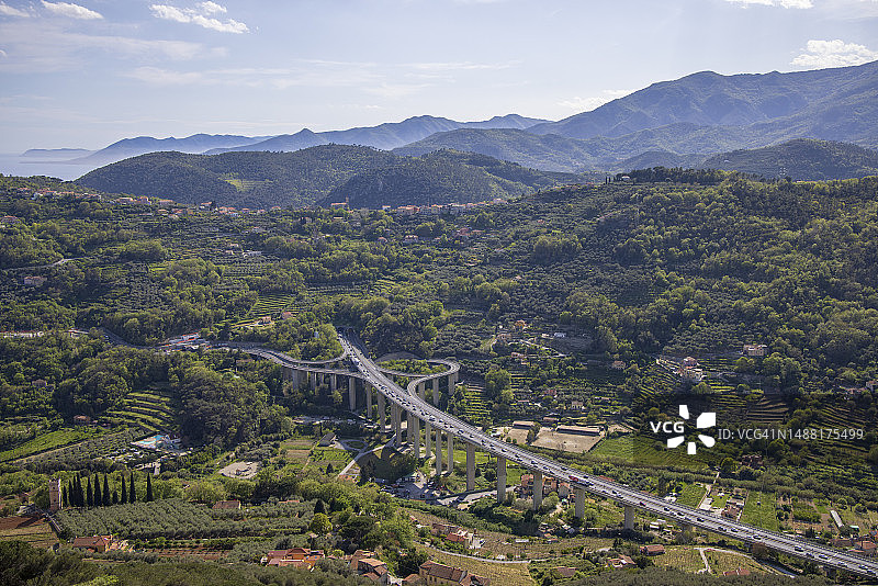 高速公路和茂盛山丘的鸟瞰图图片素材