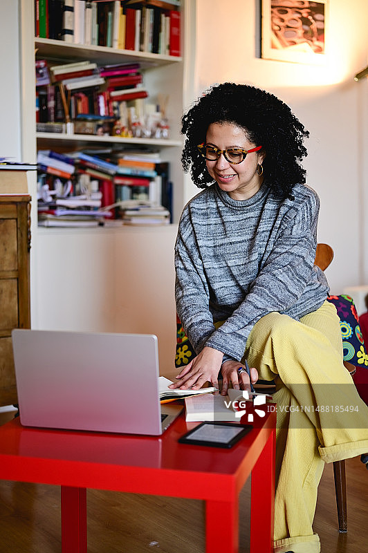 微笑的多民族女性在家工作图片素材