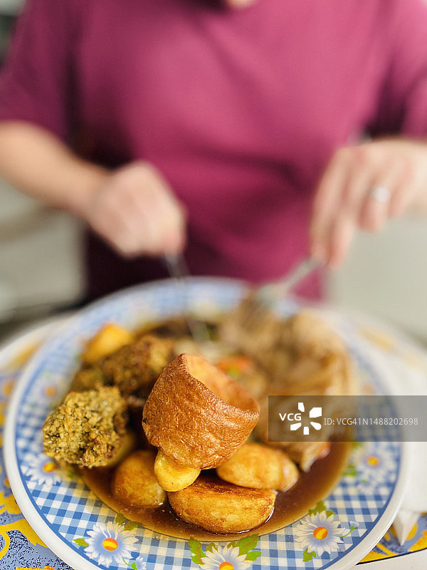 英式烤肉拼盘：烤猪肉、烤土豆和蔬菜图片素材