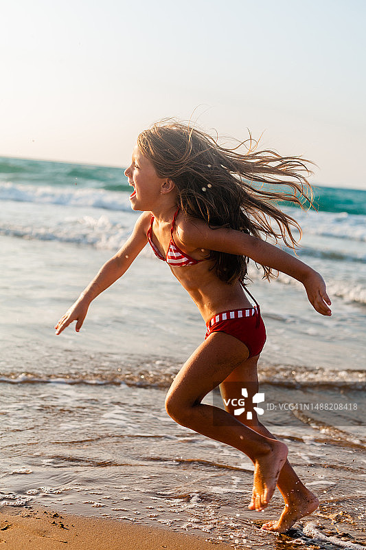 在沙滩上奔跑的女孩图片素材