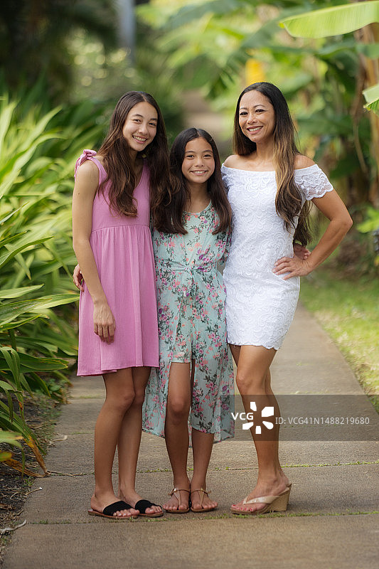 夏威夷家庭户外休闲照：母亲和青少年女儿图片素材